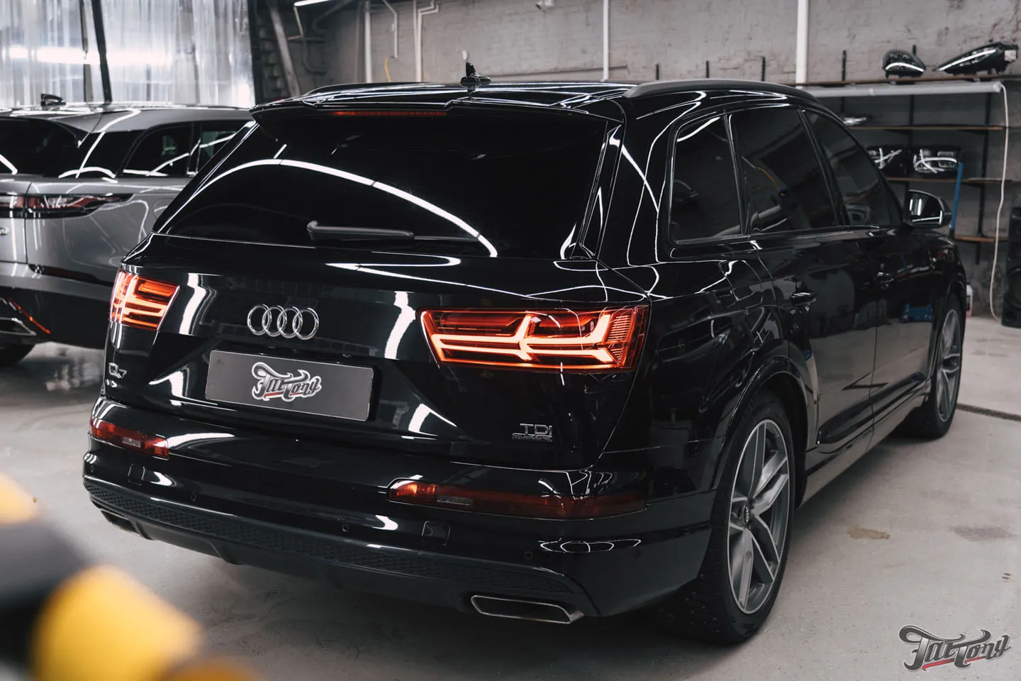 Сделали Audi Q7 снова как новым: удалили старую затертую пленку и оклеили глянцевым полиуретаном! + Шумоизоляция дверей и арок